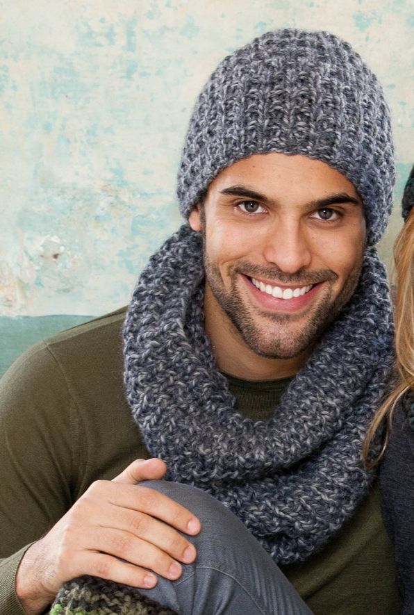 Gros pour hommes tricotés aux aiguilles en laine épaisse.