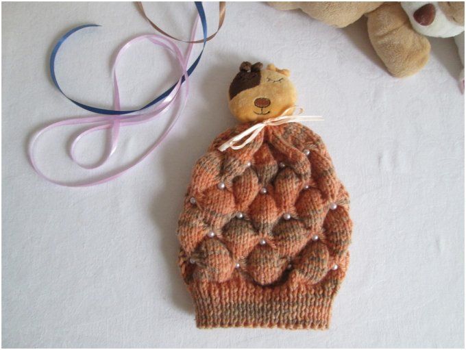 Bonnet enfant tricoté à la main en laine et ses perles avec son animal " marron "