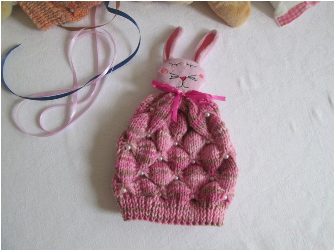Bonnet enfant tricoté à la main en laine et ses perles avec son animal " rose "