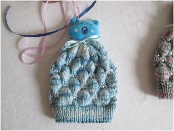 Bonnet enfant tricoté à la main en laine et ses perles avec son animal " bleu"