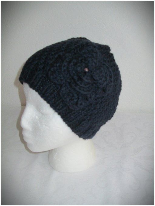 Bonnet femme avec fleur aux crochet et petite perle