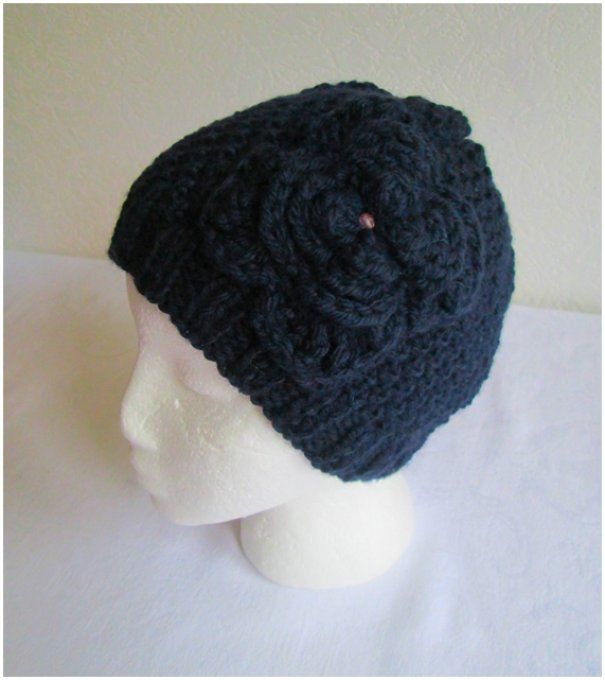 Bonnet femme avec fleur aux crochet et petite perle