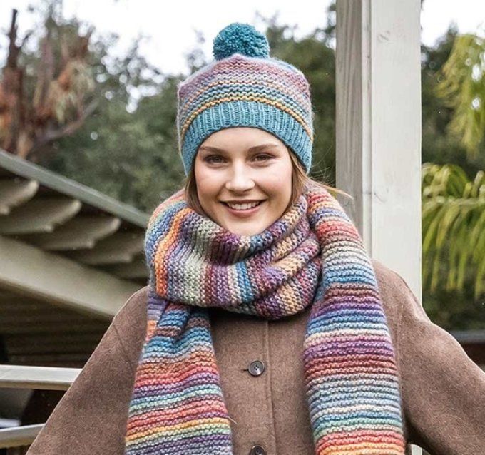 Bonnet femme en laine et son pompon " Stessy "