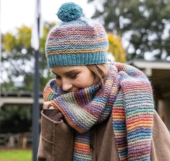 Bonnet femme en laine et son pompon " Stessy "