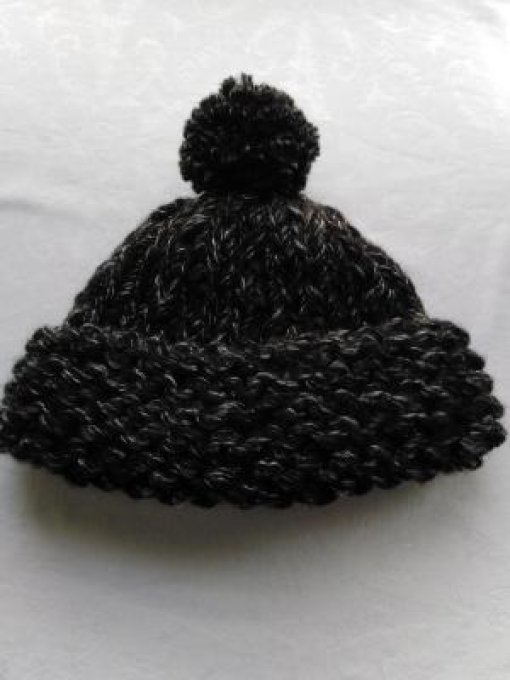 Bonnet femme tricoté à la main en laine noir chiné avec son rever