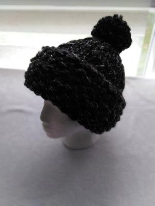 Bonnet femme tricoté à la main en laine noir chiné avec son rever