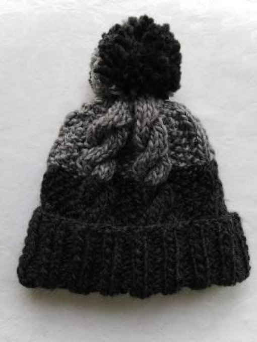 Bonnet adulte tricoté à la main avec son pompon