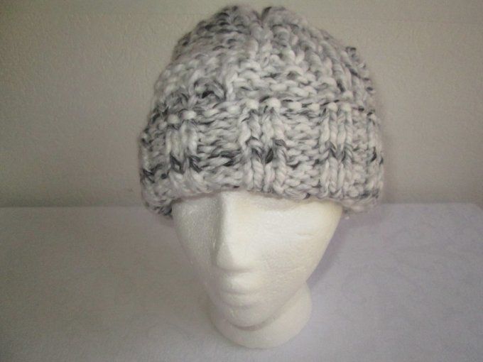 Bonnet homme tricoté main en laine blanc gris 