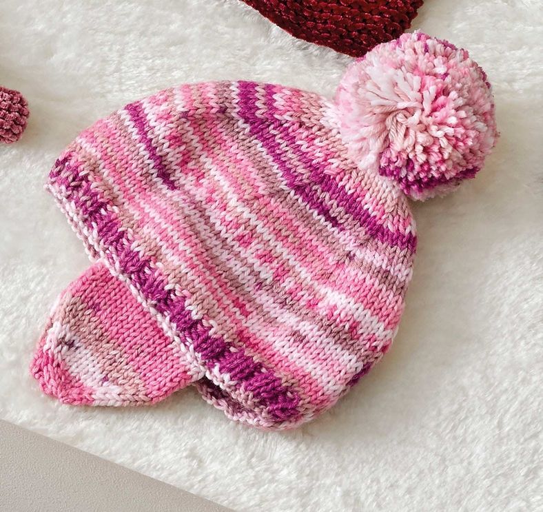 Bonnet à cache oreilles au tricot pour bébé et pompon - Laines-divine