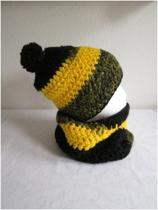 L'ensemble bonnet et son snood en laine aux crochet  jaune fluo - noir