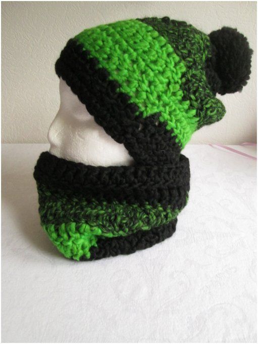 Ensemble Bonnet et son snood assortis en laine aux crochet vert - noir 
