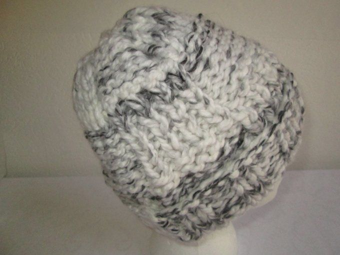 Bonnet adulte tricoté main en laine avec son revers