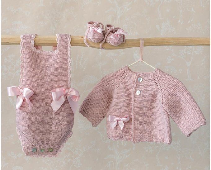 Brassière barboteuse et ses chaussons tricoter à la main