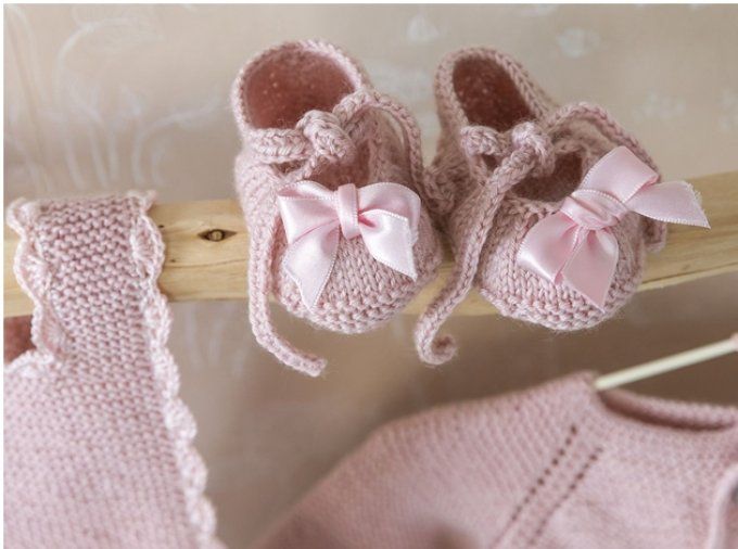 Brassière barboteuse et ses chaussons tricoter à la main