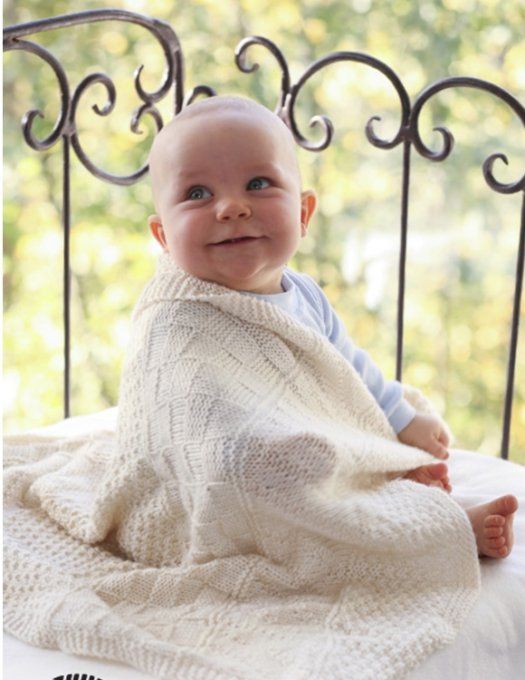 Couverture bébé tricoté à la main aux point fantaisies prénom brodé offert