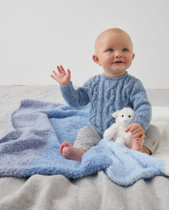 Couverture bébé tricoter à la main et son doudou offert