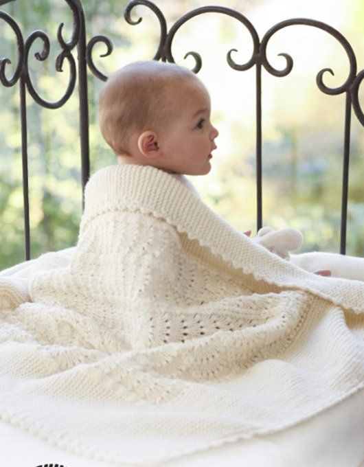 Couverture bébé tricoté à la main prénom brodé 