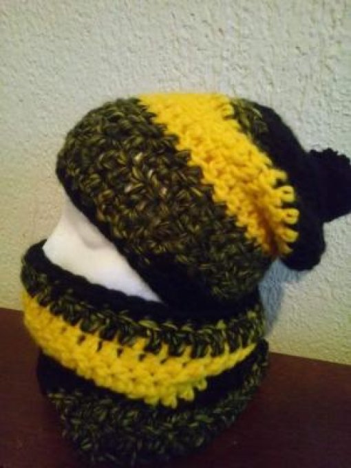 L'ensemble bonnet et son snood en laine aux crochet  jaune fluo - noir