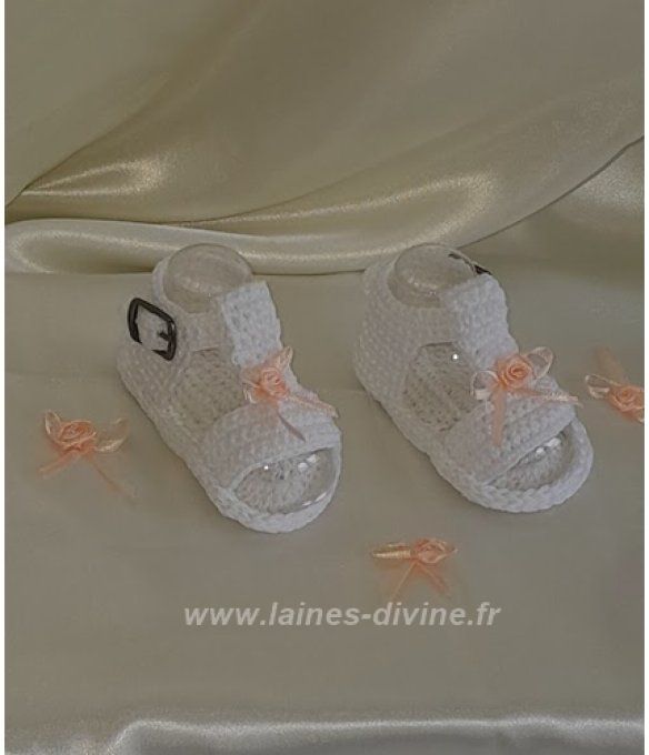 Sandales bébé " fait main" au crochet blanc fleur en satin