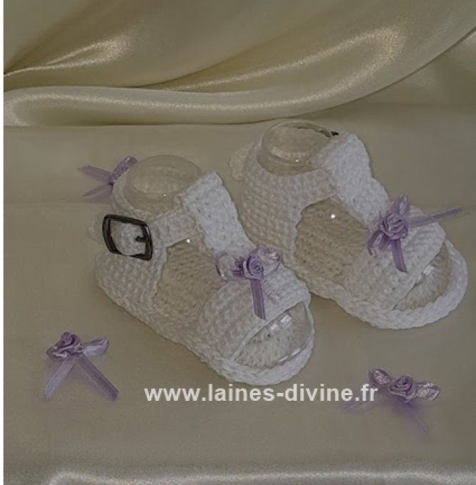 Sandales bébé " fait main" au crochet blanc fleur en satin