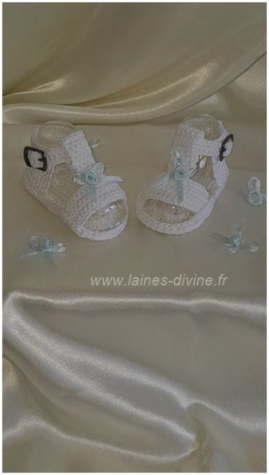 Sandales bébé " fait main" au crochet blanc fleur en satin