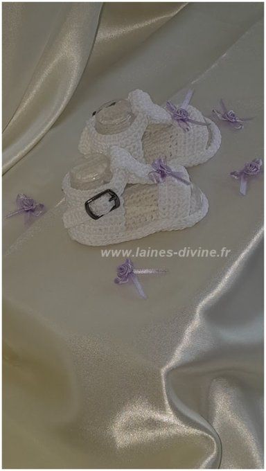 Sandales bébé " fait main" au crochet blanc fleur en satin