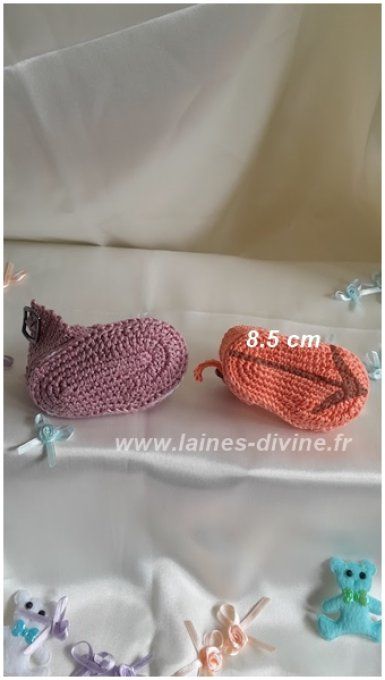 Sandales bébé " fait main" au crochet blanc fleur en satin