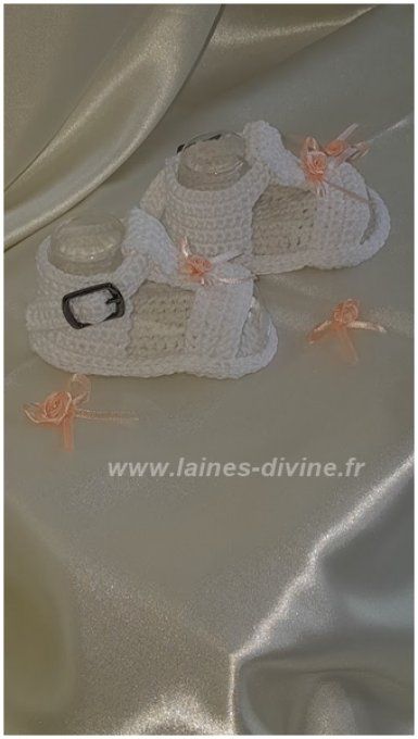 Sandales bébé " fait main" au crochet blanc fleur en satin