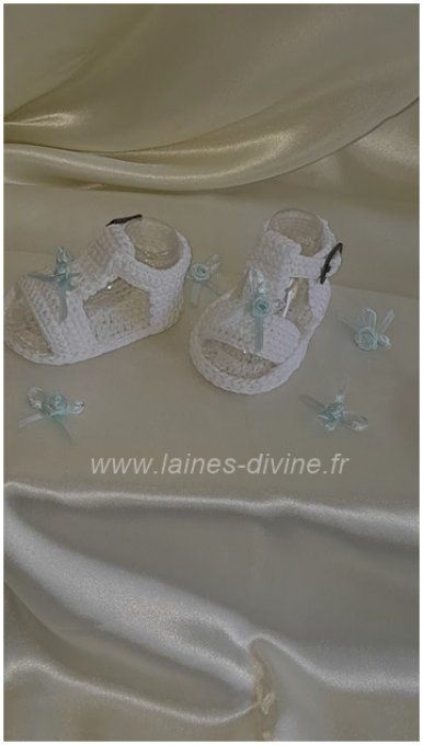 Sandales bébé " fait main" au crochet blanc fleur en satin