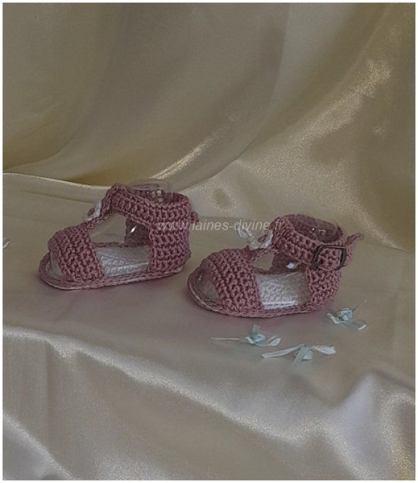 Sandales bébé " fait main " aux crochet et sa petite fleur